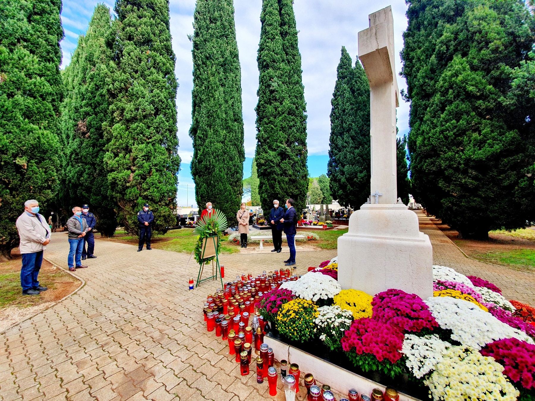 Povodom blagdana Svih svetih i Dušnog dana položeni vijenci i na Gradskom groblju Poreč